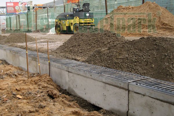 Лоток водоотводный бетонный BetoMax DN200 с чугунной решеткой кл. F (комплект)
