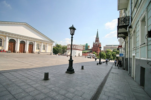 Манежная площадь в Центральном административном округе города Москвы рядом с Кремлём и Александровским садом