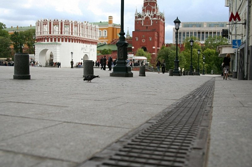 Манежная площадь в Центральном административном округе города Москвы рядом с Кремлём и Александровским садом