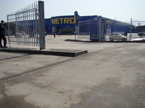 Парковка гипермаркета METRO