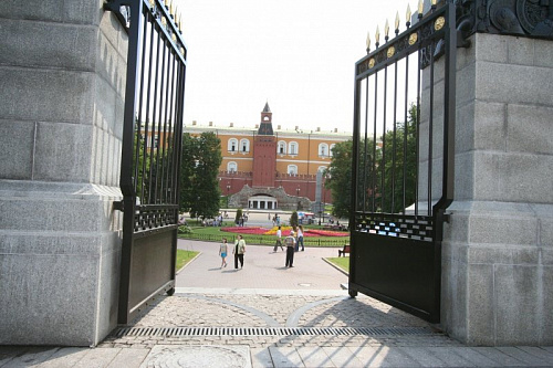 	Манежная площадь в Центральном административном округе города Москвы рядом с Кремлём и Александровским садом